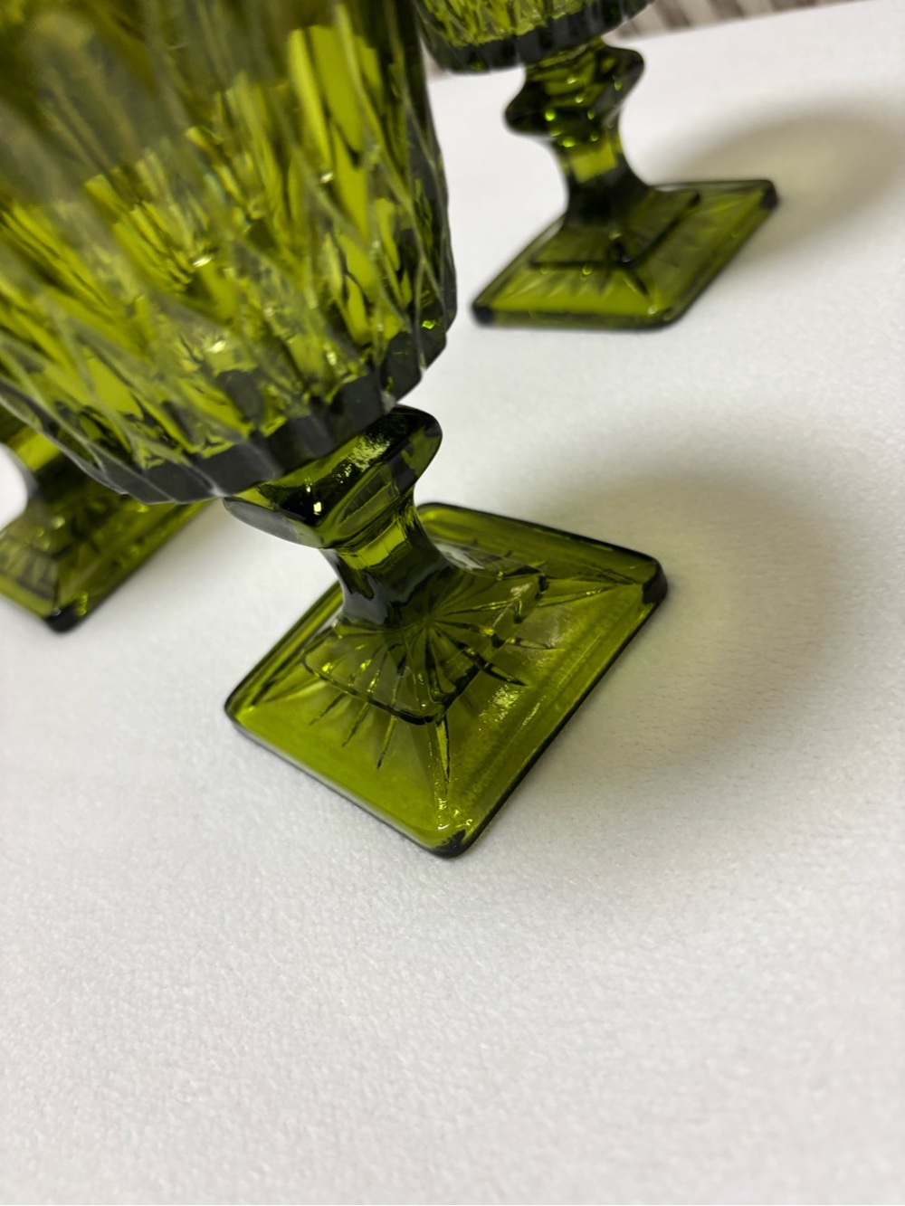 Four vintage olive green glass goblets square base - Picture 4 of 12